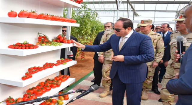 الرئيس السيسي أثناء افتتاح معرض الصوب الزراعية