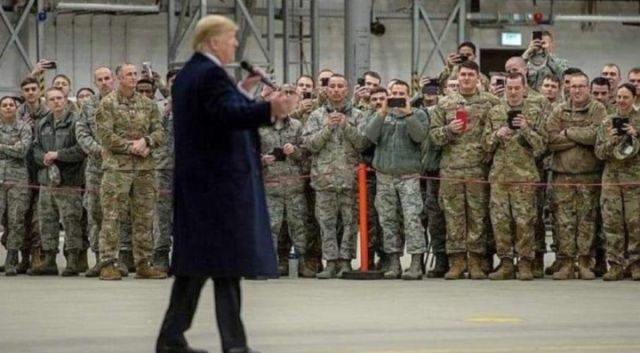ترامب امام مجموعة من الجنود الامريكيين بالعراق