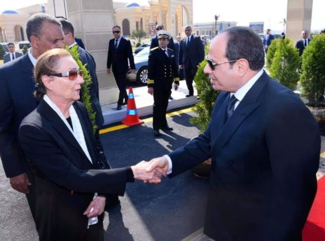 السيسي يصافح ارمة الرئيس الاسبق مبارك