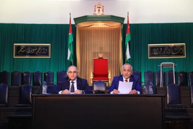 رئيس فريق التدخل السريع خلال إنقاذ مواطن بلا مأوى 