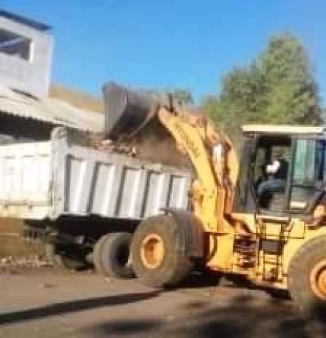 رفع القمامة والمخلفات من منطقة المطحن بكوم امبو 