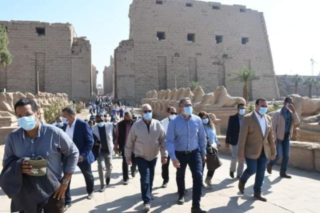 وكيل وزارة الأوقاف بالقليوبية مع فرق التطهير