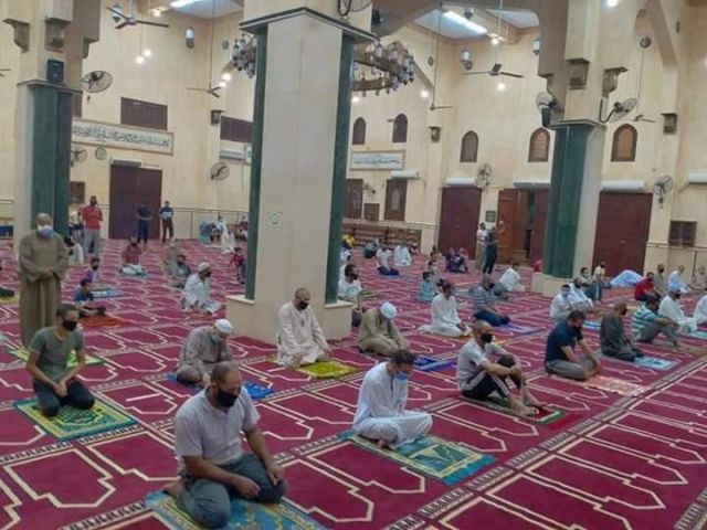 مساجد الاقصر تفتح ابوابها امام المصلين 