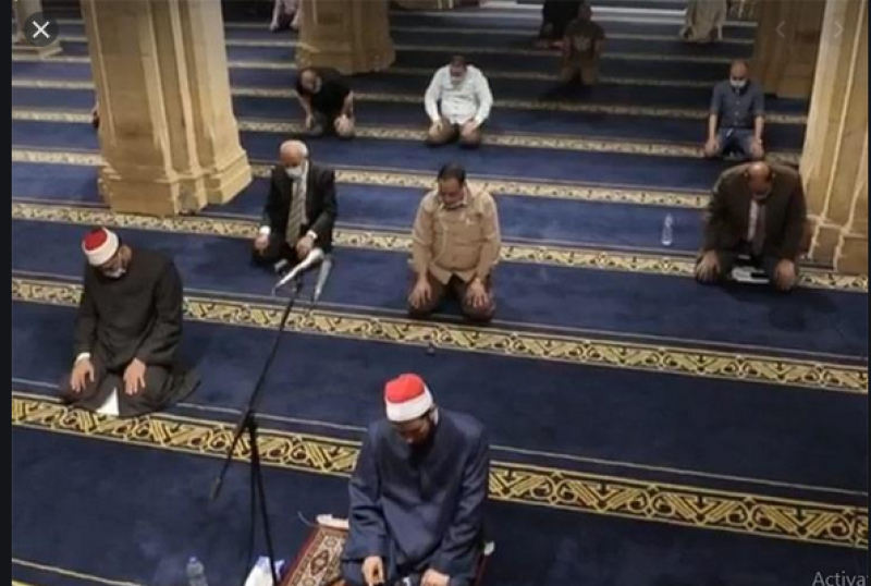 ماذا نقرأ بعد الصلاة المفروضة؟ الإفتاء توصي بـ 3 أذكار نبوية وآية