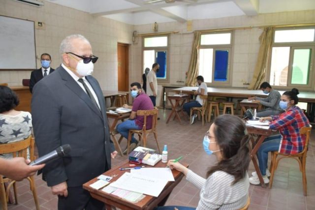  رئيس جامعة القاهرة يتفقد لجان الامتحانات