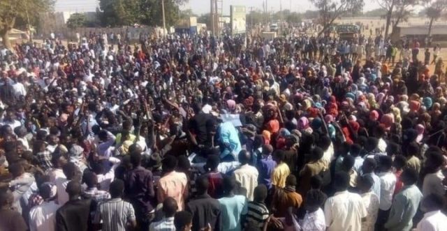 ألالاف السودانيين المعتصمين 