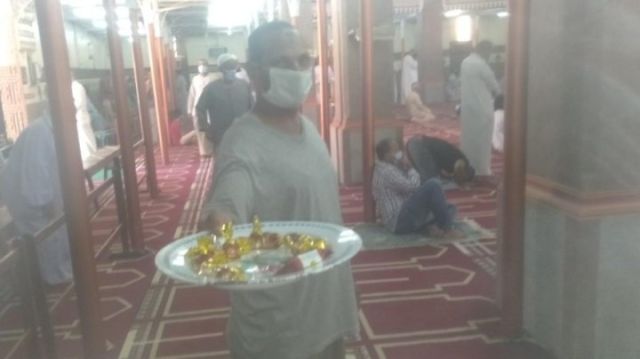 توزيع أرز باللبن بمساجد أسوان لعو