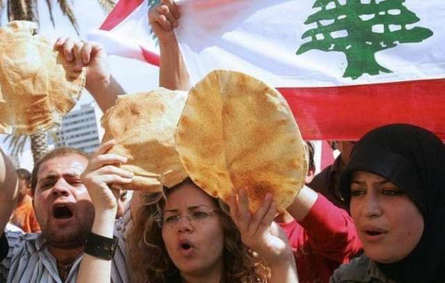 لبنانيون يعانون أزمات اقتصادية وسياسية