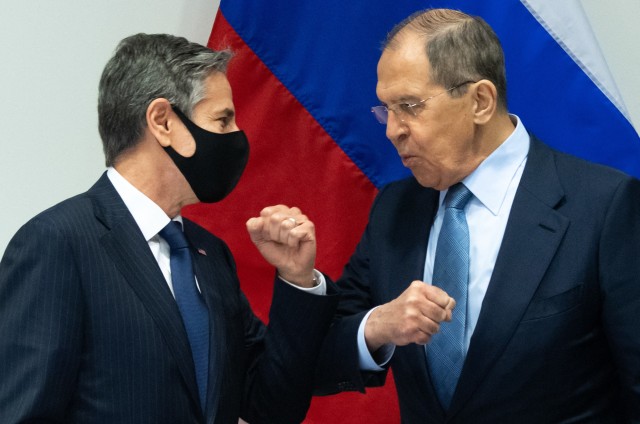 بلومبرج: مشادة كلامية بين بلينكن ولافروف بشأن أوكرانيا