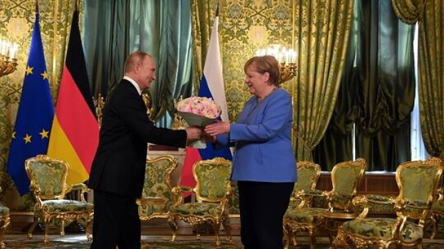 الرئيس الروسي و المستشارة الألمانية السابقة 