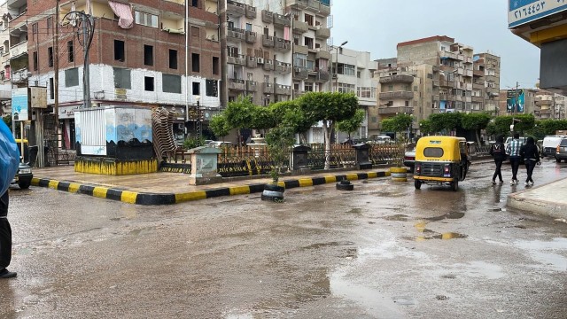 أمطار خفيفة على مدن بالبحيرة وخلو الشوارع من المارة ( صور )
