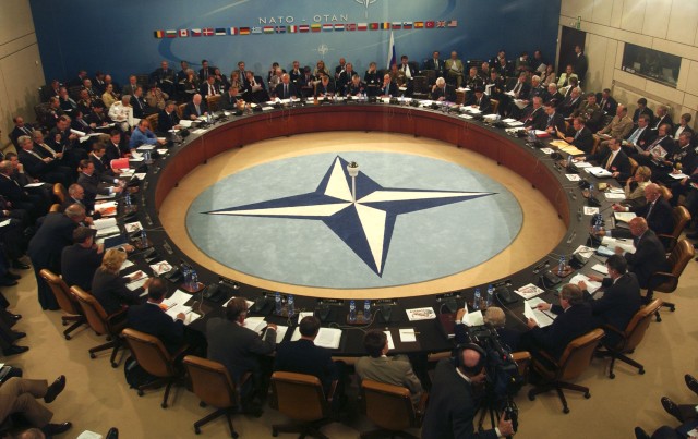 الناتو يحذر روسيا من «عواقب وخيمة»