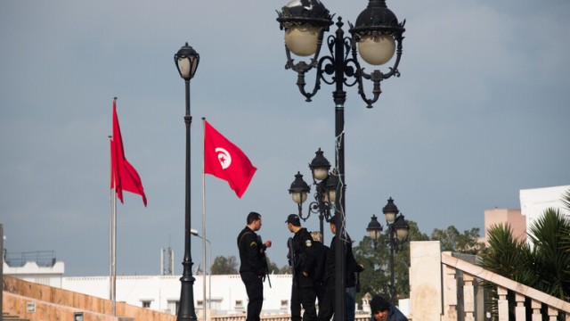 تونس تعيد فرض حظر التجول الليلي