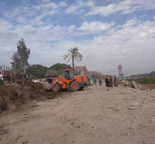 إزالة التعديات بمحافظة أسيوط على المجاري المائية.