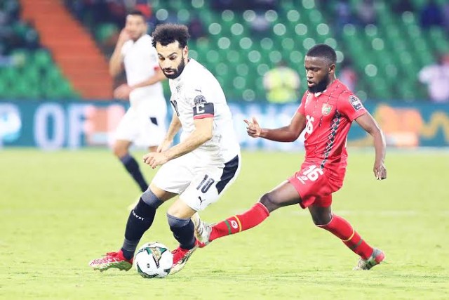 صلاح في لقاء غينيا بيساو