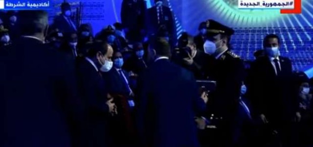 وزير الداخلية يقدم لرئيس الجمهورية هدية تذكارية