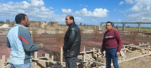 رئيس مدينة بيلا يتفقد أعمال إنشاءات مدرستين بقرية روس الفرخ