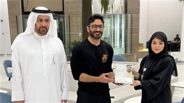 تامر حسني يحصل على بطاقة السعادة من دبي