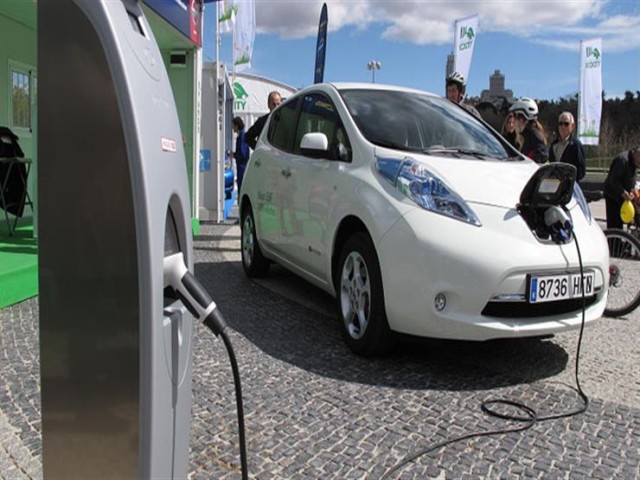 شحن سيارة كهربائية