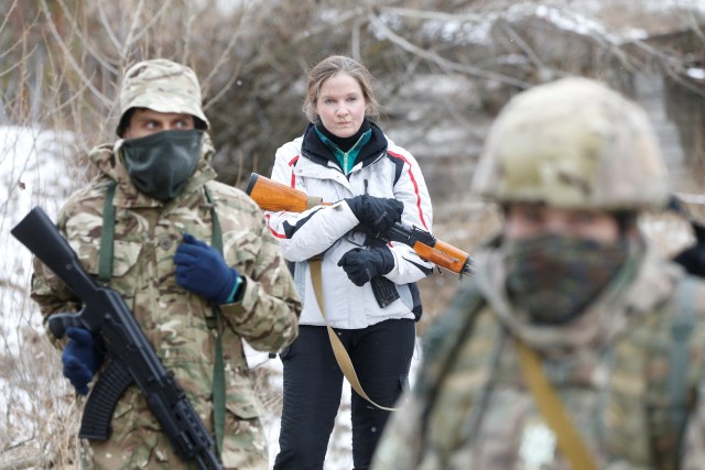 شاهد امرأة أوكرانية تتدرب على حمل السلاح لمواجهة الغزو الروسي المحتمل