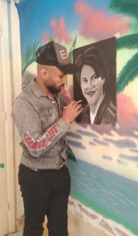 إسلام بجانب لوحاته 