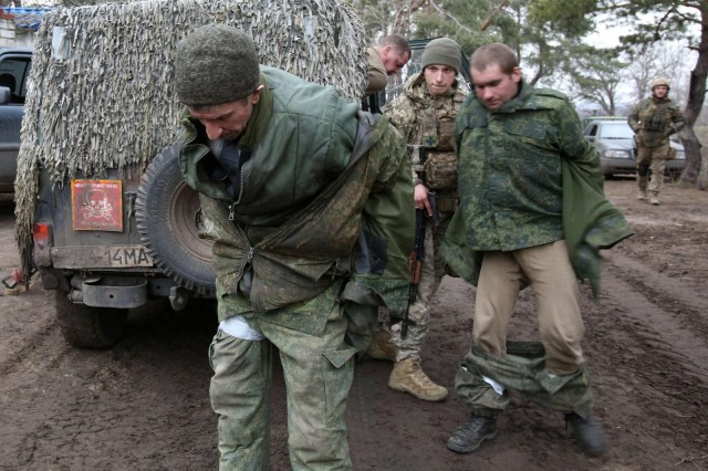 عناصر من الانفصاليين في قبضة القوات الأوكرانية 