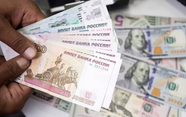 الدولار الأمريكي و الروبل الروسي