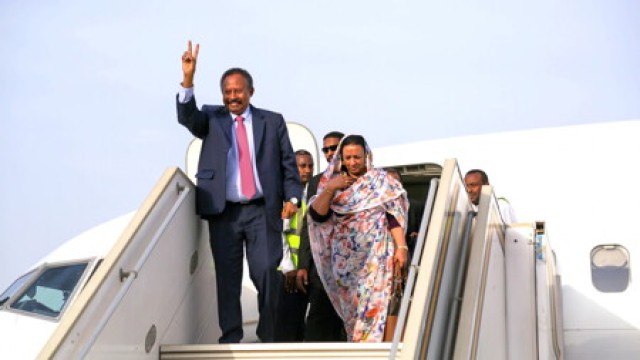 رئيس الوزراء السوداني السابق و زوجته