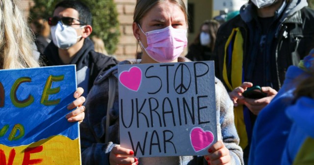 الاستقالات تغزو تلفزيون روسيا احتجاجا على غزو بلادهم لأوكرانيا