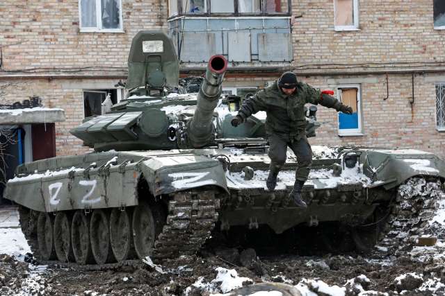 معدات عسكرية روسية يظهر عليها حرفZ