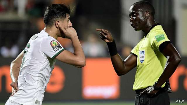 حقيقة فيديو تلقي بكاري جاساما رشوة قبل مباراة الجزائر والكاميرون