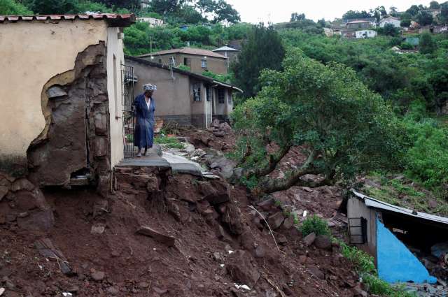 جانب من نتائج الفيضانات في جنوب أفريقيا