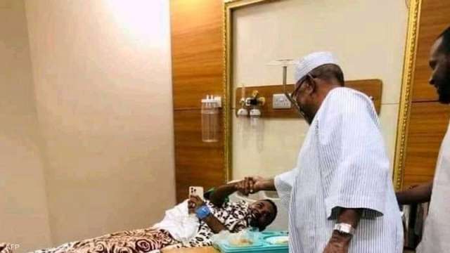 الرئيس السوداني المعزول خلال جولته في المستشفى