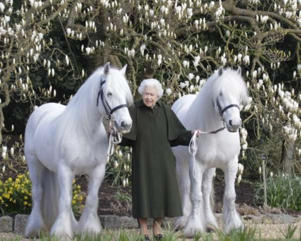 ملكة بريطانيا تحتفل بعامها الـ 96 بصورة غريبة