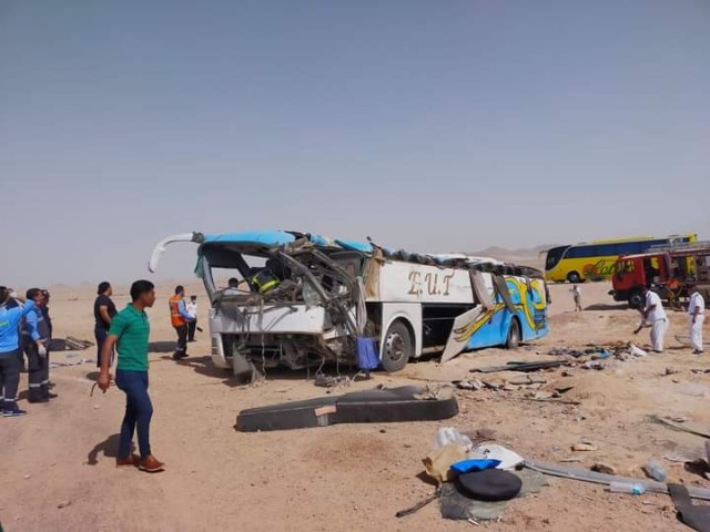 مصرع شخصين وإصابة 43 آخرين بحادث انقلاب حافلة بالقرب من شرم الشيخ