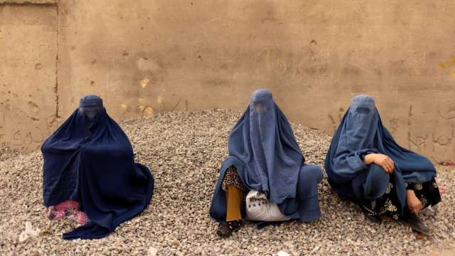 نساء أفغانستان يرتديان البرقع
