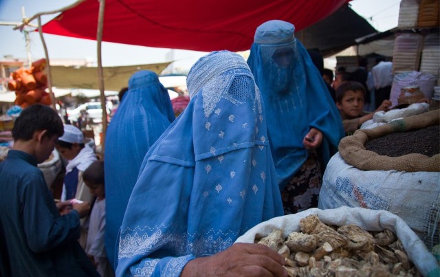 طالبان تخنق الأفغانيات.. (قصة البرقع الأزرق)