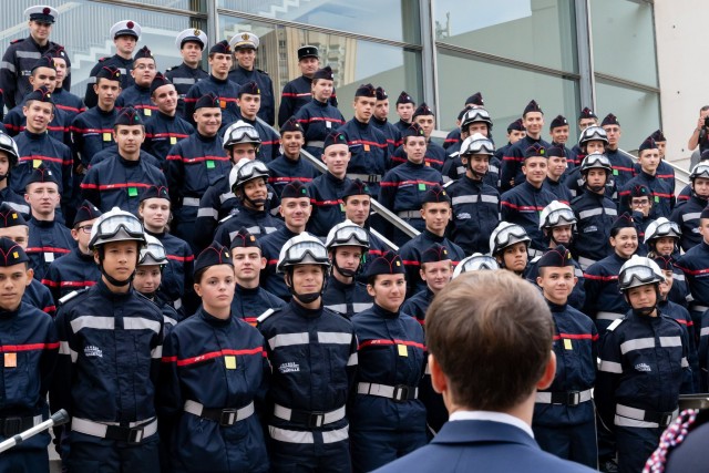 الرئيس الفرنسي إيمانويل ماكرون امام عناصر من جيش بلاده