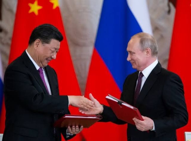 الرئيس الروسي فلاديمير بوتين ونظيره الصيني شي جينبينغ 