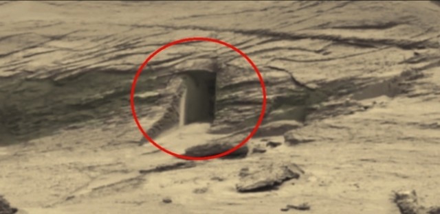 بثتها «ناسا».. حقيقة صورة باب مقبرة فرعونية على سطح المريخ