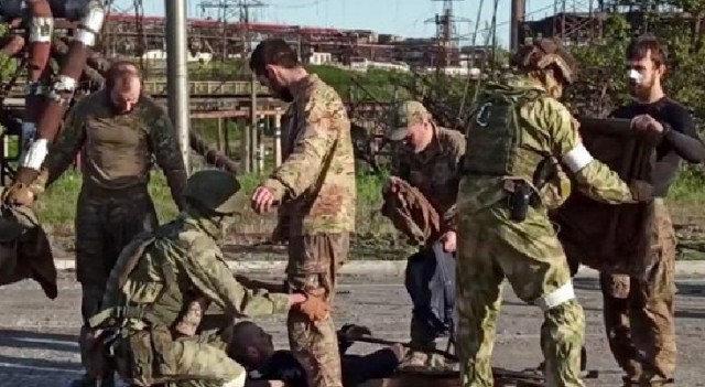 استسلام عناصر من الجيش الأوكراني للجيس الروسي في آزوفستال 