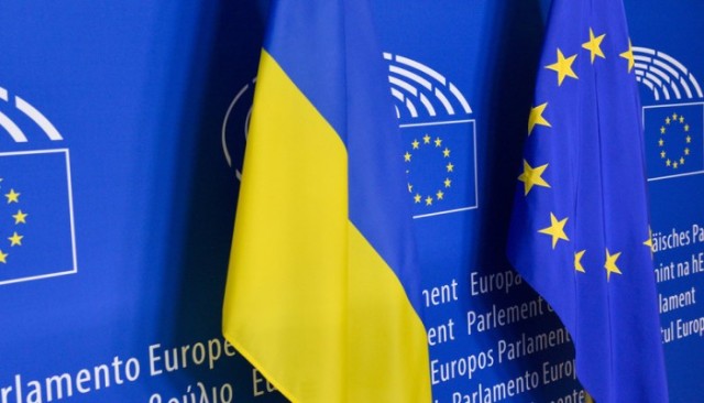 علم الإتحاد الأوروبي و علم أوكرانيا