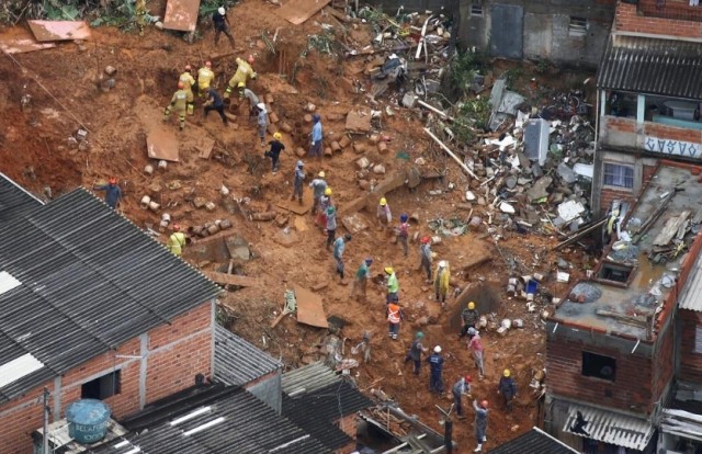انهيارات بسبب فيضانات البرازيل 