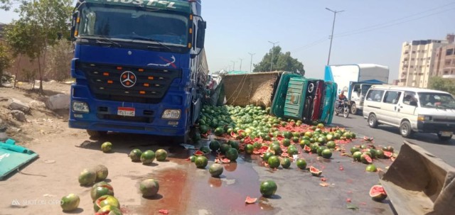 سيارة نصف نقل محملة بالبطيخ