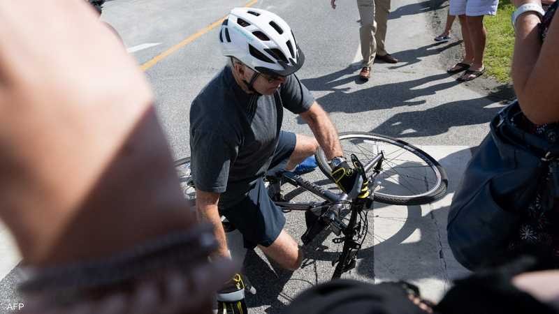 الرئيس الأمريكي جو بايدن بعد سقوطه من الدراجه