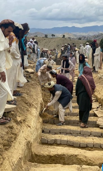 قبور ضحايا زلزال أفغانستان 