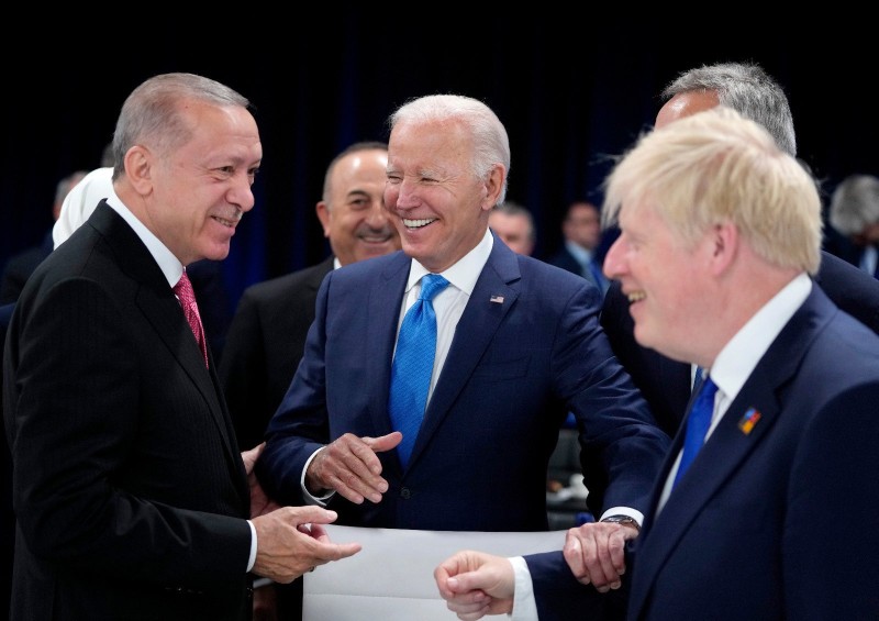 الرئيس الأمريكي جو بايدن ونظيره التركي وبوريس جونسون 