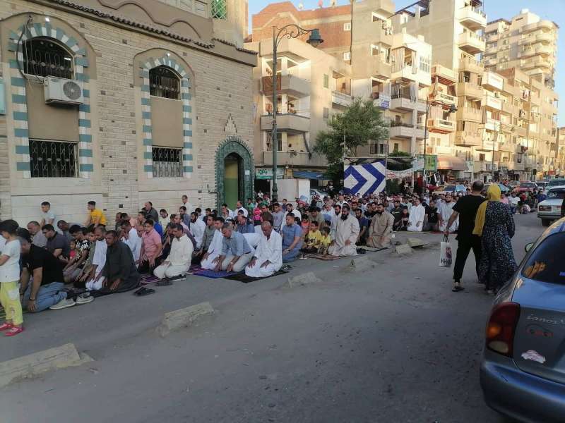 المواطنين يؤدون صلاة العيد 