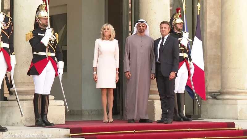 الرئيس الفرنسي يستقبل الشيخ محمد بن زايد بقصر الإليزيه