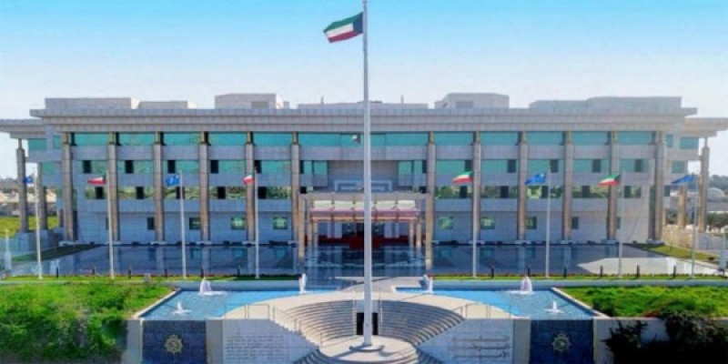 الكويت توقف إصدار تصاريح الزيارة للوافدين
